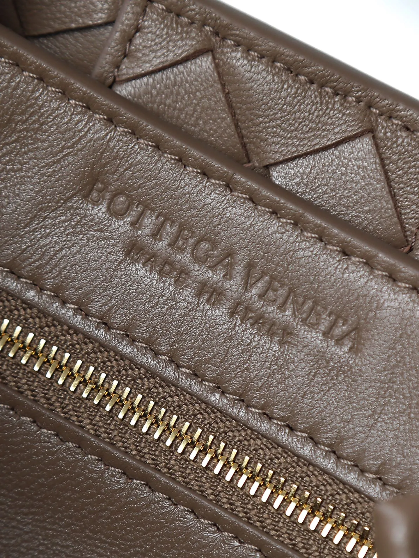 1300. Andiamo is shipping‼ ️Really popular🔥The new Andiamo woven handbag launched by Bottega Veneta this season is really popular all over the world! ! Celebrities at home and abroad have worn it, and Oscar-winning actress Michelle Yeoh has taken it out on the street. Song Jia, Trai Yala, Yu Feihong, Sanji Ayaka, Rosie Hunting-Whiteley, Yoshioka Riho, etc. have all worn this bag. It is classic and versatile and shows off your temperament, and the bag capacity is also large, which is very convenient for daily commuting! ! A variety of carrying methods, the shoulder straps can be adjusted by yourself, the original lambskin feels soft and delicate, and the unisex style breaks the gender boundaries and brings a more practical and long-lasting use experience. Andiamo, which has both elegant and casual styles, perfectly interprets the true appearance of "fashionable old money style". Style number: 766014 Size: 25*22*10.5cm